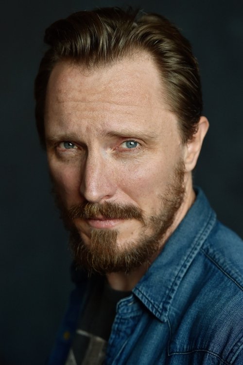 John Hoogenakker jako Tim Smith w obsadzie Jedna bitwa po drugiej