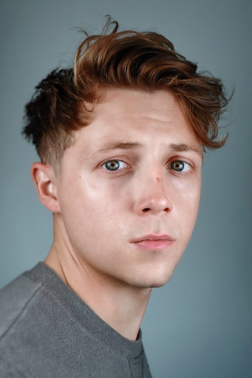 Gerran Howell jako Student Doctor Dennis Whitaker w obsadzie The Pitt