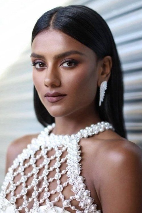 Podobny aktor do Caleb McLaughlin: Simone Ashley