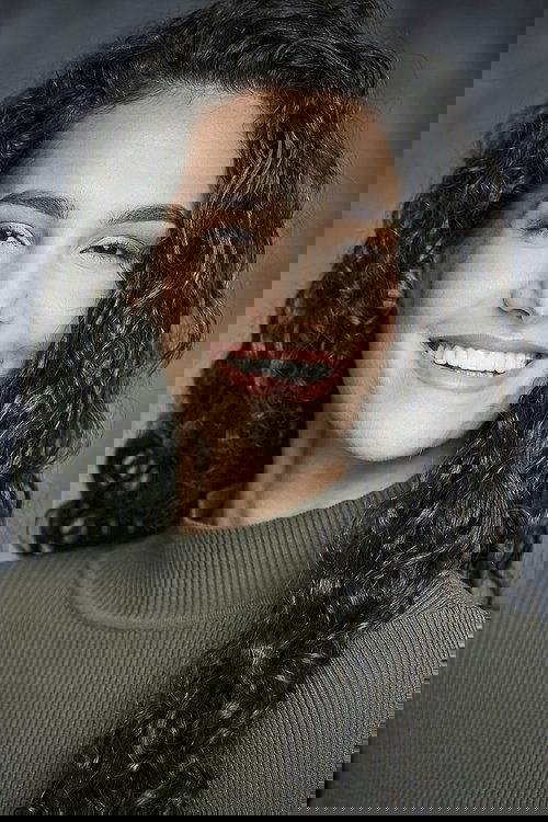 Pegah Ghafoori jako Fatima w obsadzie Stamtąd